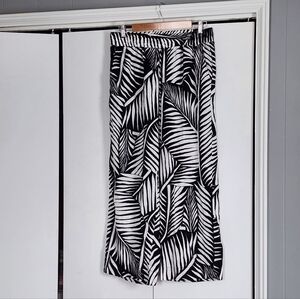 5 For $20 Panama Jack Black and White Leaf Print Pants
